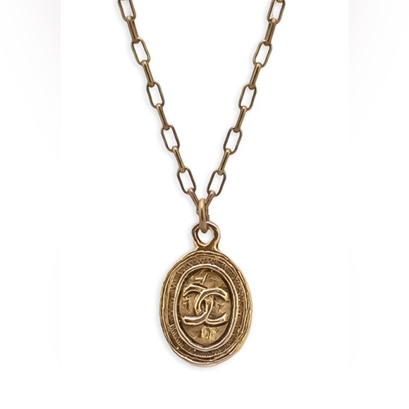 Chanel VINTAGE OVAL LOGOSTAMPED PENDANT
NECKLACE - Picture 1 of 8